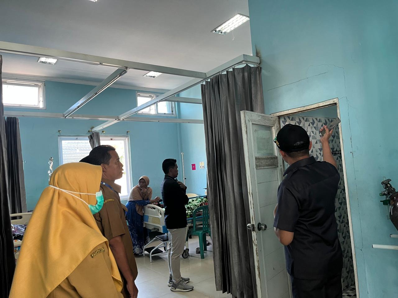 Sidak, Komisi IV DPRD Sampang Temukan Toilet Puskesmas Torjun Rusak