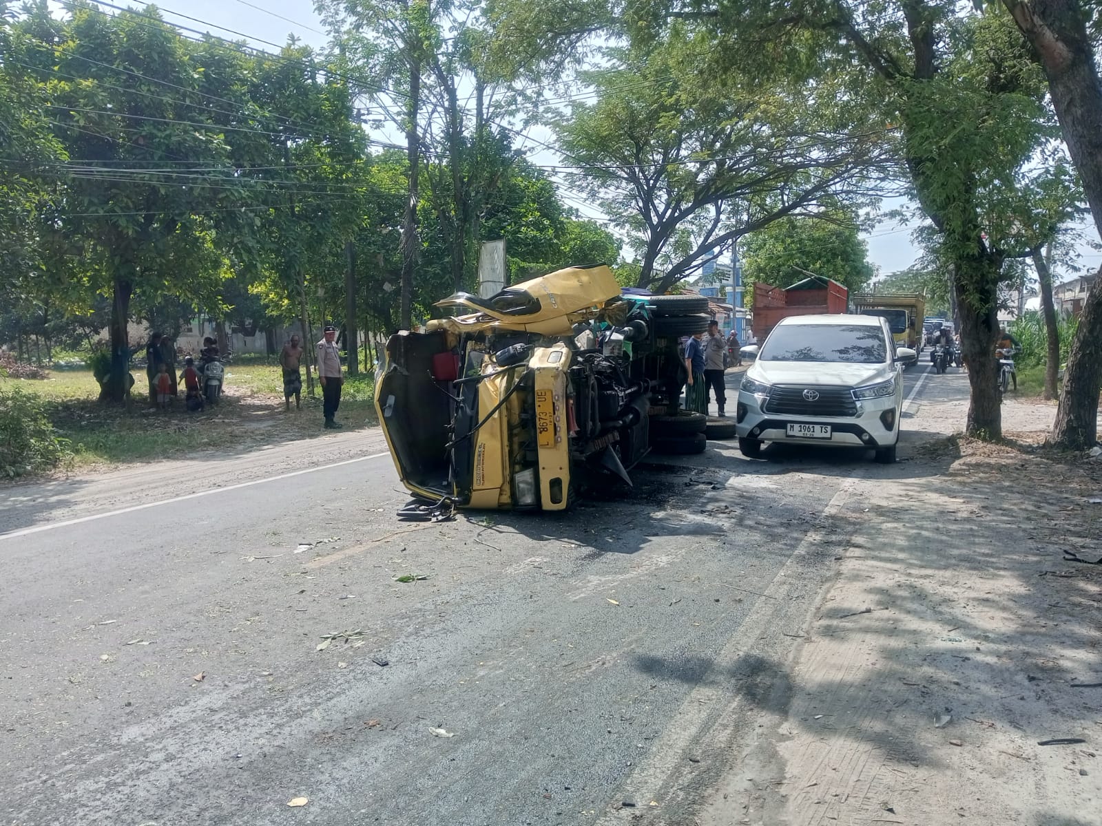 Diduga Sopir Mengantuk, Dump Truk Terguling di Sampang