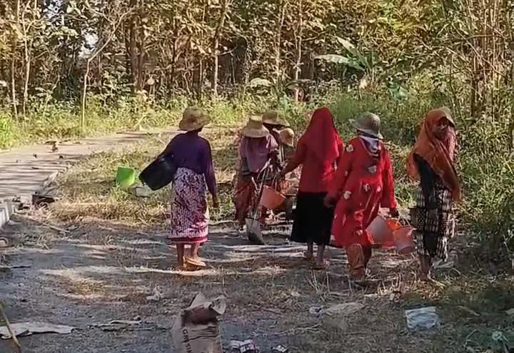 12 Tahun Tak Tersentuh Pemerintah, Warga Desa di Sampang Gotong Royong Perbaiki Jalan
