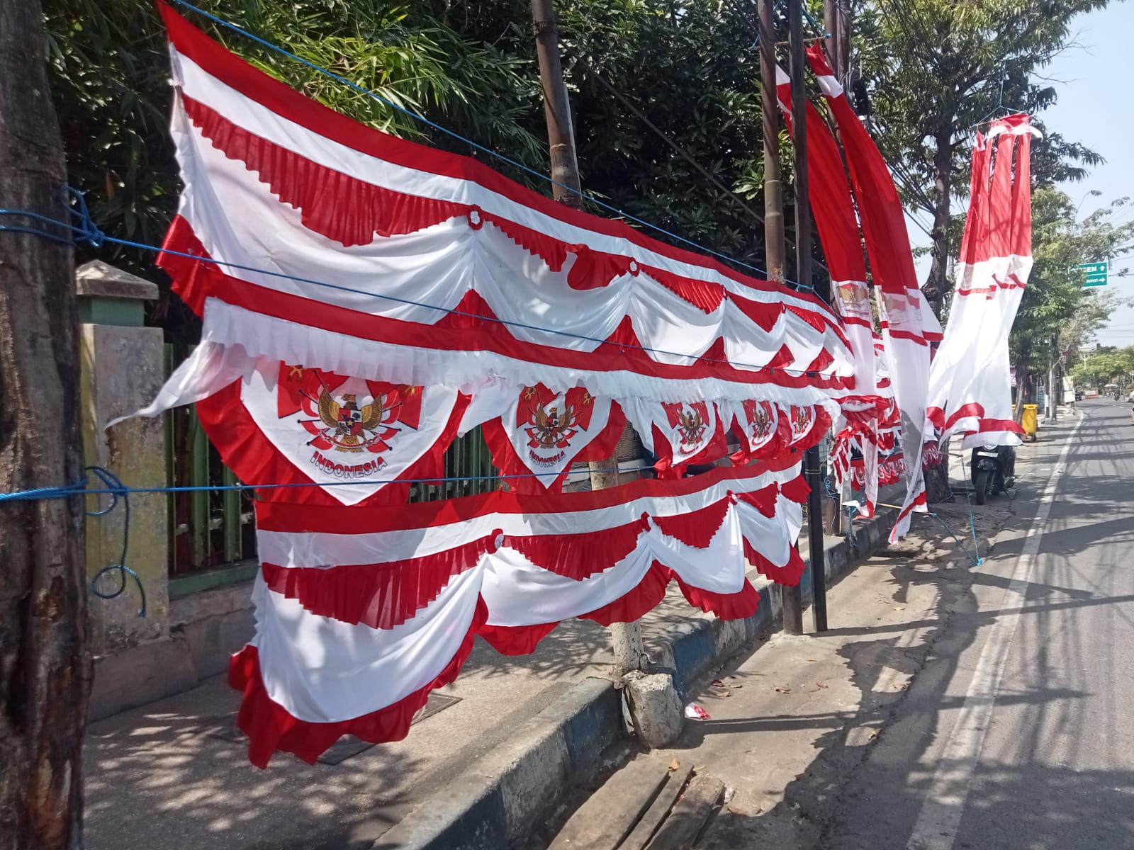Jelang HUT RI ke-80, Omzet Penjualan Bendera di Sampang Lesu