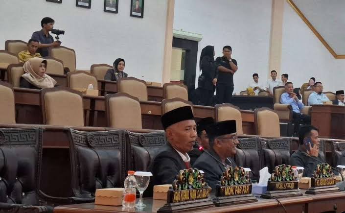 Masyarakat Perbaiki Sendiri Jalan Rusak, DPRD Sampang: Pemerintah Harus Lebih Proaktif