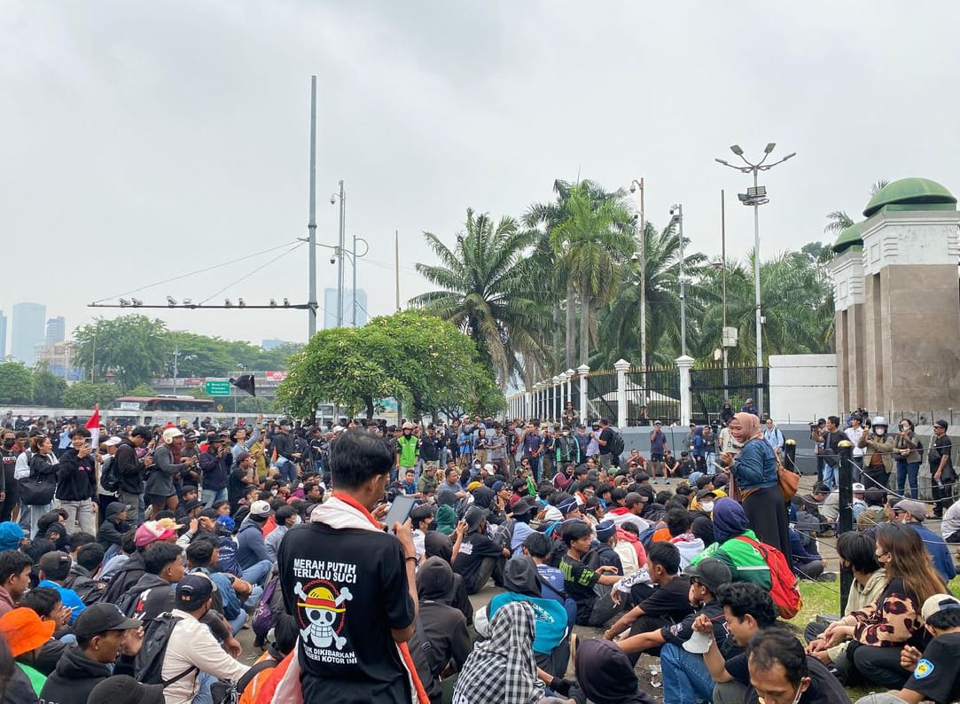 Demo 25 Agustus: Massa Tuntut DPR Dibubarkan, Aksi Berakhir Ricuh