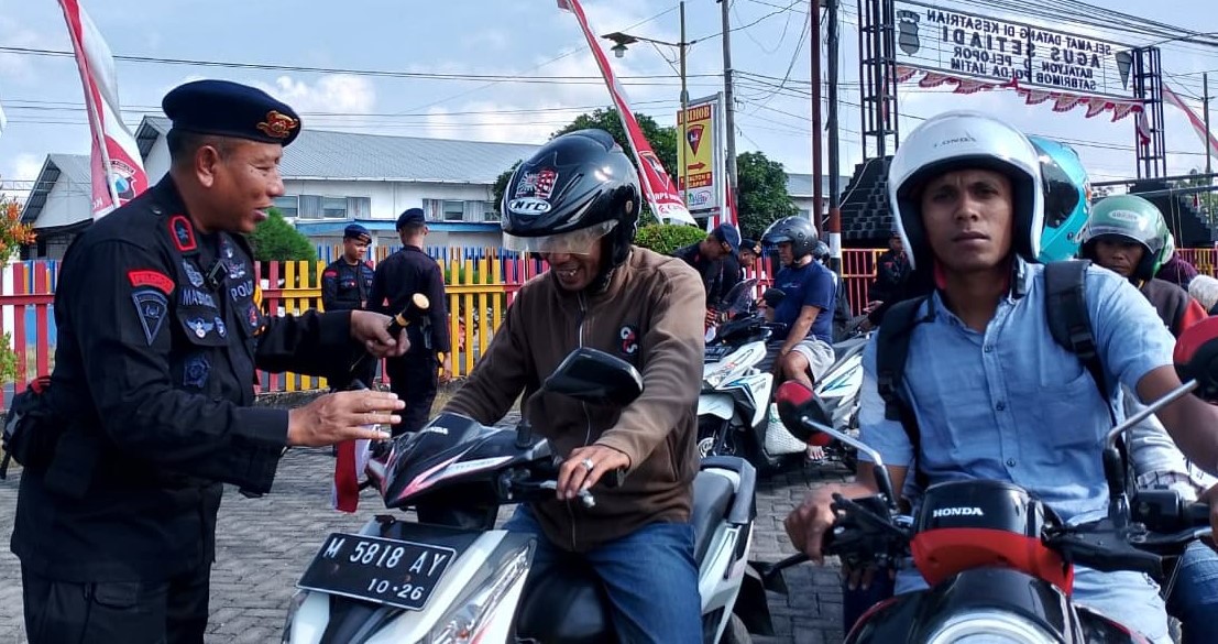 Polda Jatim Bagikan 200 Bendera ke Pemotor dan Tukang Becak di Pamekasan