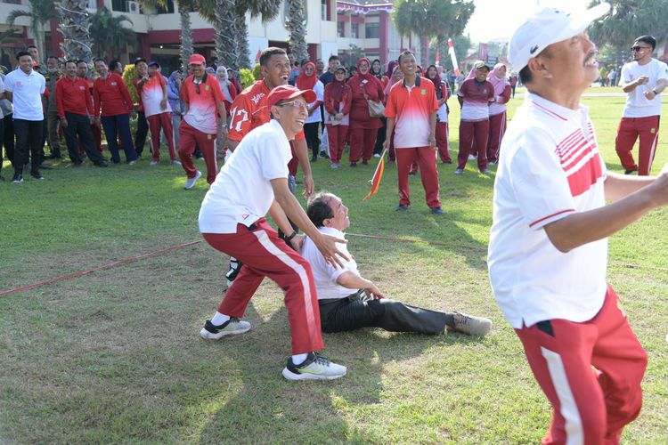 Ikutin Lomba Agustusan, Wabup Sumenep Kalah Pertandingan Ekshibisi Voli