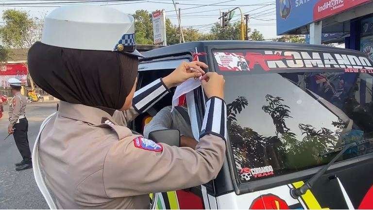 Sambut HUT Ke-80 RI, Satlantas Polres Bangkalan Bagikan Bendera Merah Putih