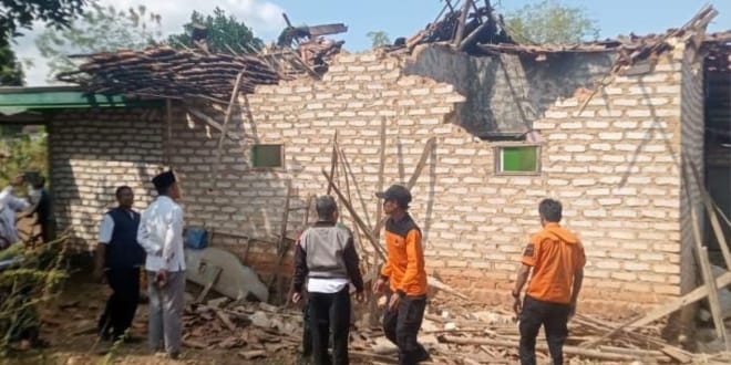 Rumah Nenek di Pamekasan Roboh Terkena Angin Kencang