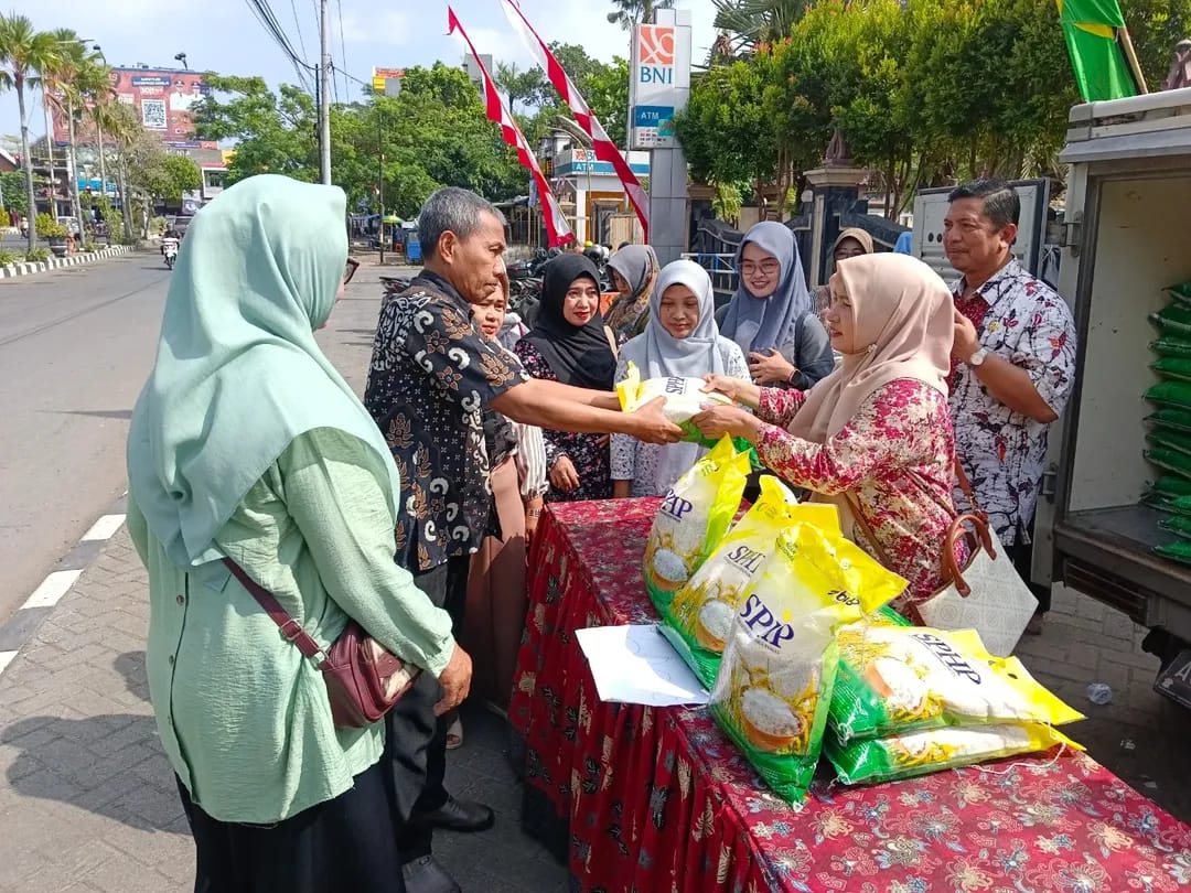Jaga Stabilitas Pangan, Pemkab Bangkalan dan Bulog Gelar Penjualan Beras Murah