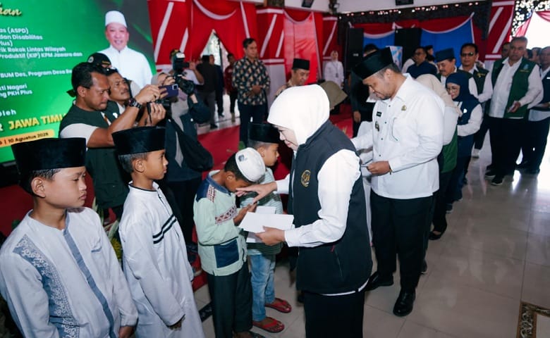 Gubernur Khofifah Serahkan Bantuan Sosial Rp12,6 Miliar di Sampang