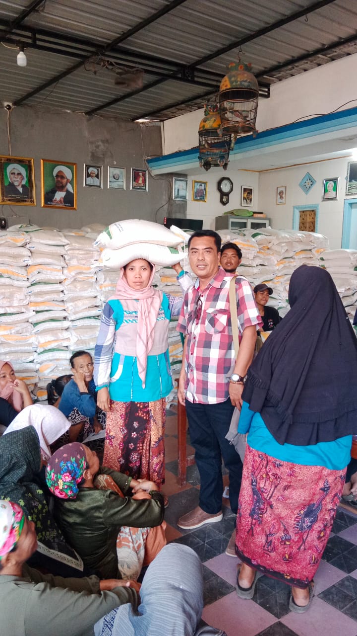 Salurkan Bantuan Beras untuk 2.835 Penerima, Pj Kades Mandangin: Kami Pastikan Sesuai Data