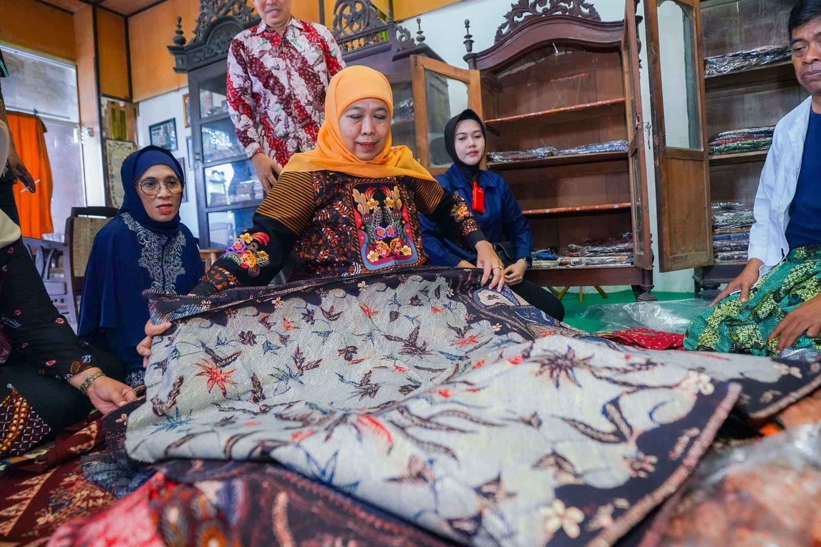 Gubernur Khofifah Ajak Masyarakat Promosikan Batik Tulis Sampang sebagai Warisan Budaya Madura
