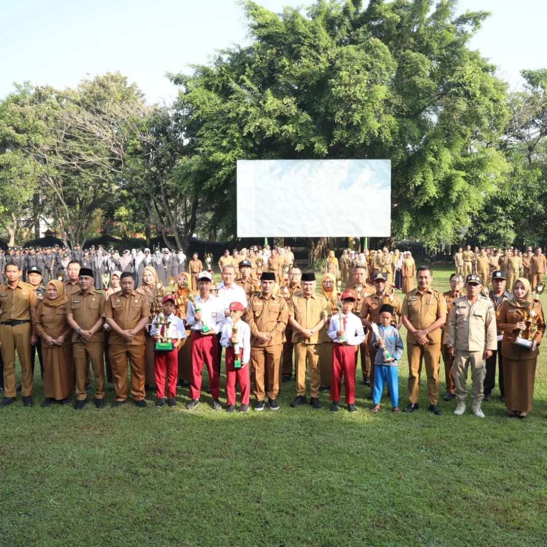 Bupati dan Wabup Bangkalan Serahkan Hadiah Lomba Antar Instansi
