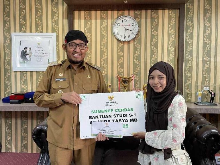 Bupati Fauzi Serahkan Bantuan Beasiswa bagi Mahasiswa Sumenep