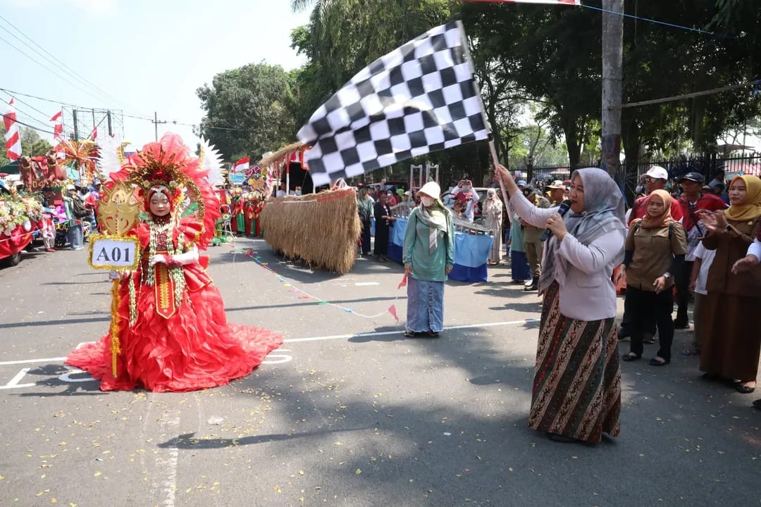 32 Regu SD Meriahkan Karnaval Kemerdekaan di Bangkalan