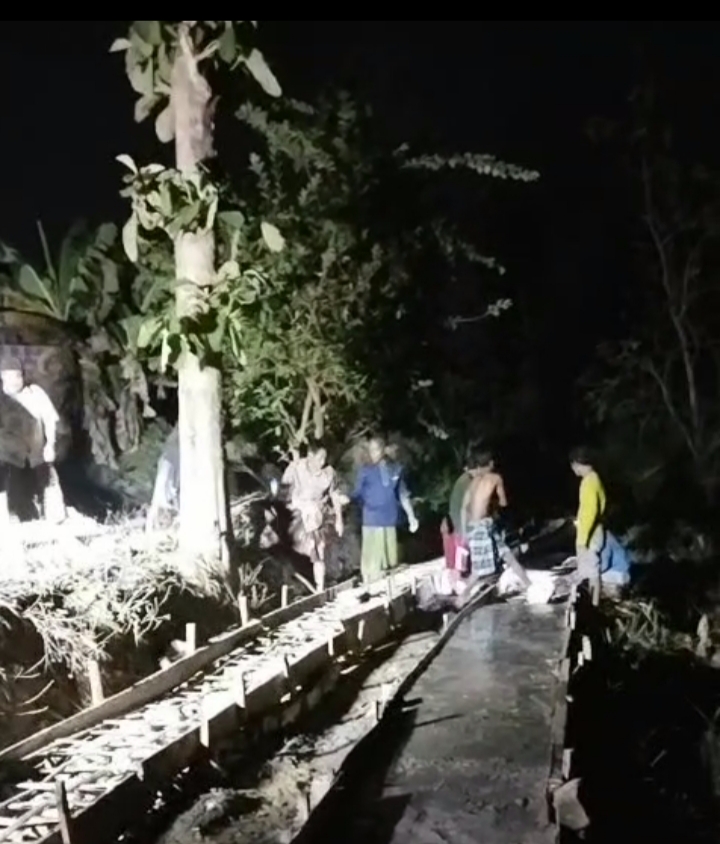 Warga di Sampang Patungan Perbaiki Jalan Poros Desa