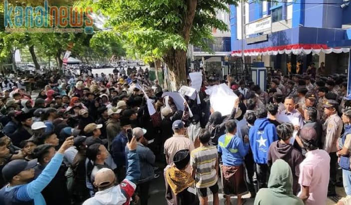 Ratusan Massa Demo Kantor Bea Cukai Madura, Ini Tuntutannya