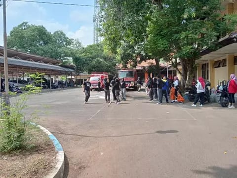 Meriahkan HUT RI, Ibu-ibu di Bangkalan Ikuti Lomba Tarik Truk Damkar