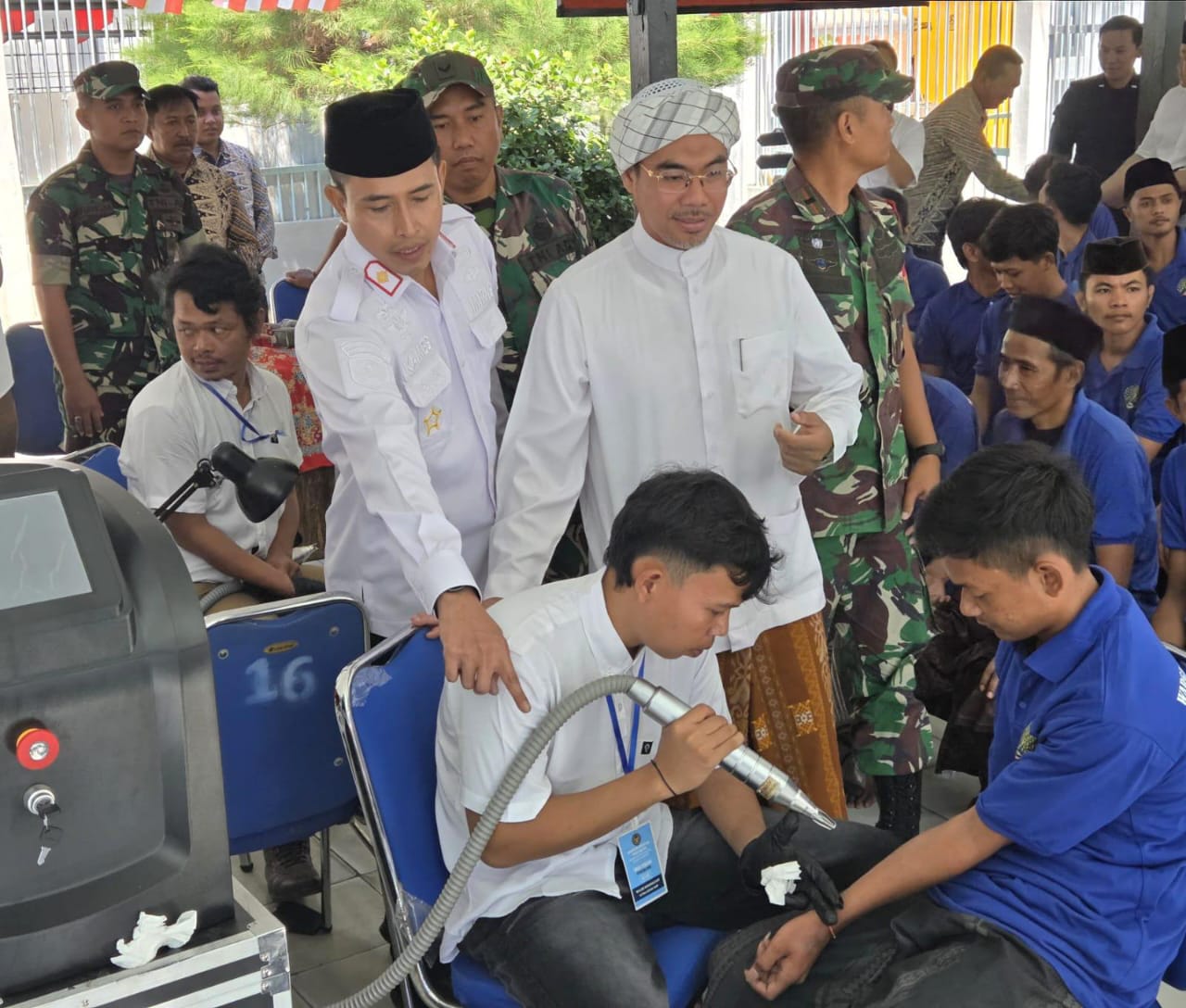 Sambut HUT RI ke- 80, Puluhan Napi Rutan Sampang Hapus Tato Gratis