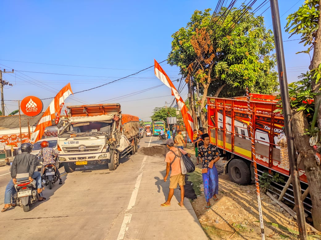 Tronton Seruduk Truk Parkir di Bangkalan, Warung dan Rumah Rusak Parah