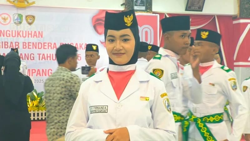 Ayu Firnanda, Siswi SMAN 1 Sampang Jadi Pembawa Baki Merah Putih di HUT ke-80 RI