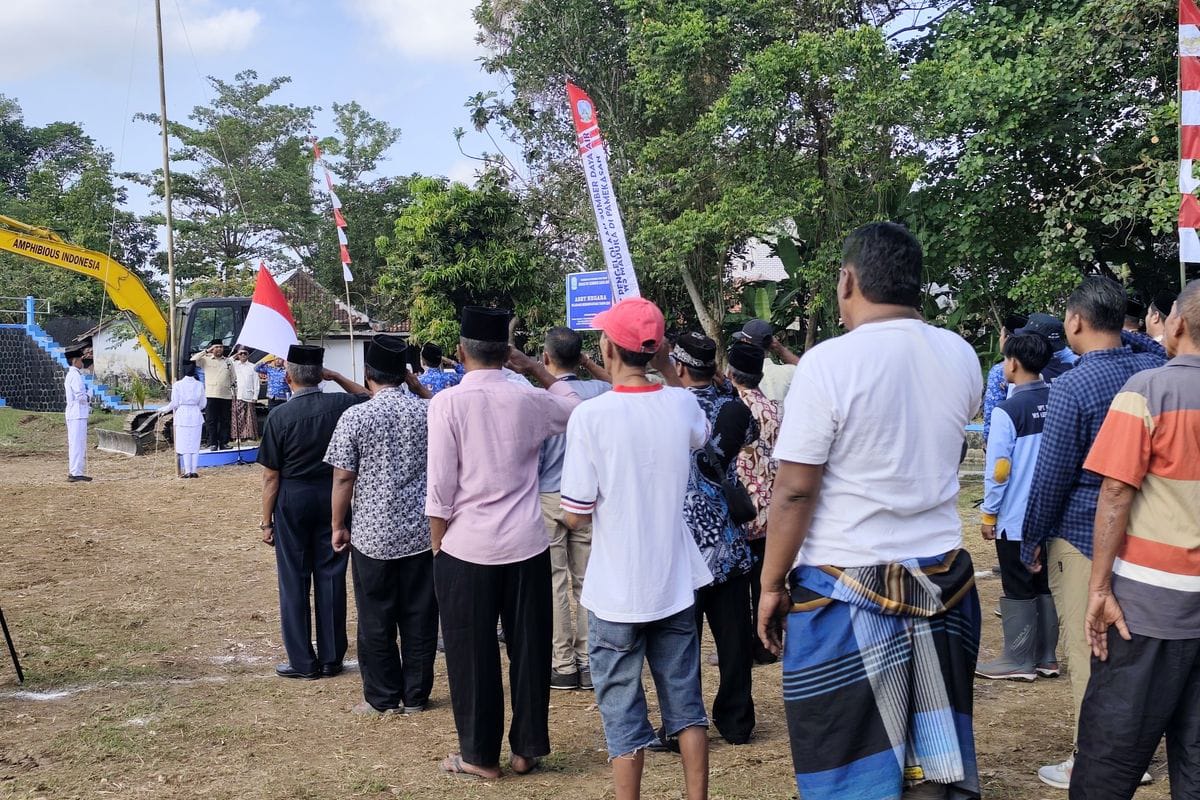 Petani Bangkalan Pilih Upacara HUT RI di Tepi Sungai
