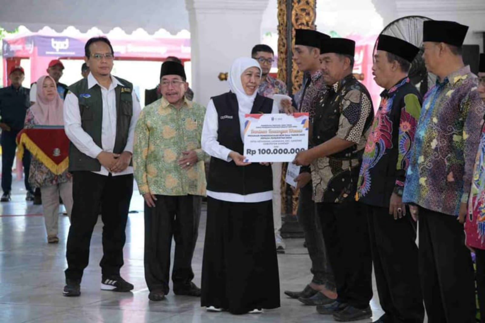 Serahkan Bansos di Sumenep, Khofifah: Semoga Tidak Digunakan untuk Judi Online