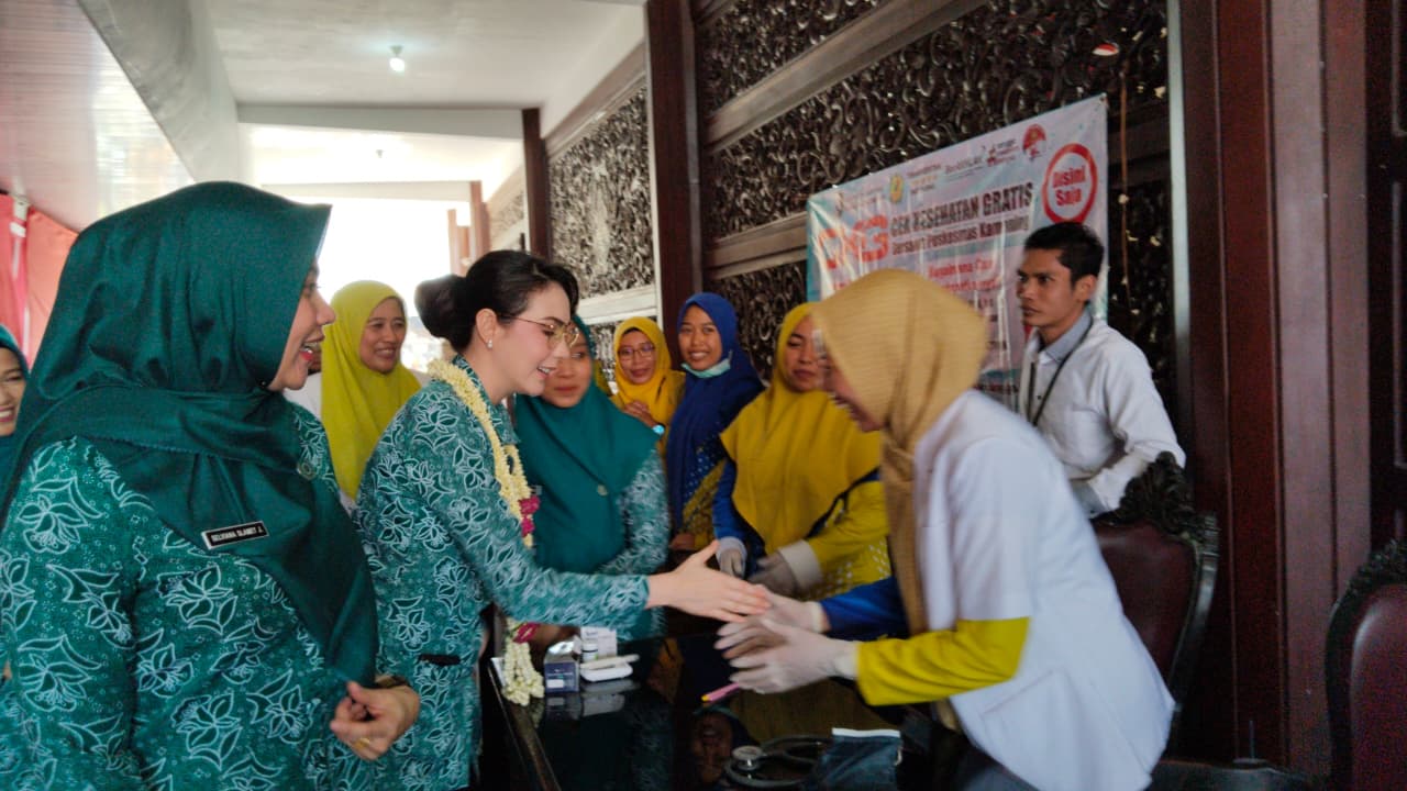 Arumi Bachsin Tinjau Program PKK Sampang, Dorong Inovasi Berbasis Potensi Lokal