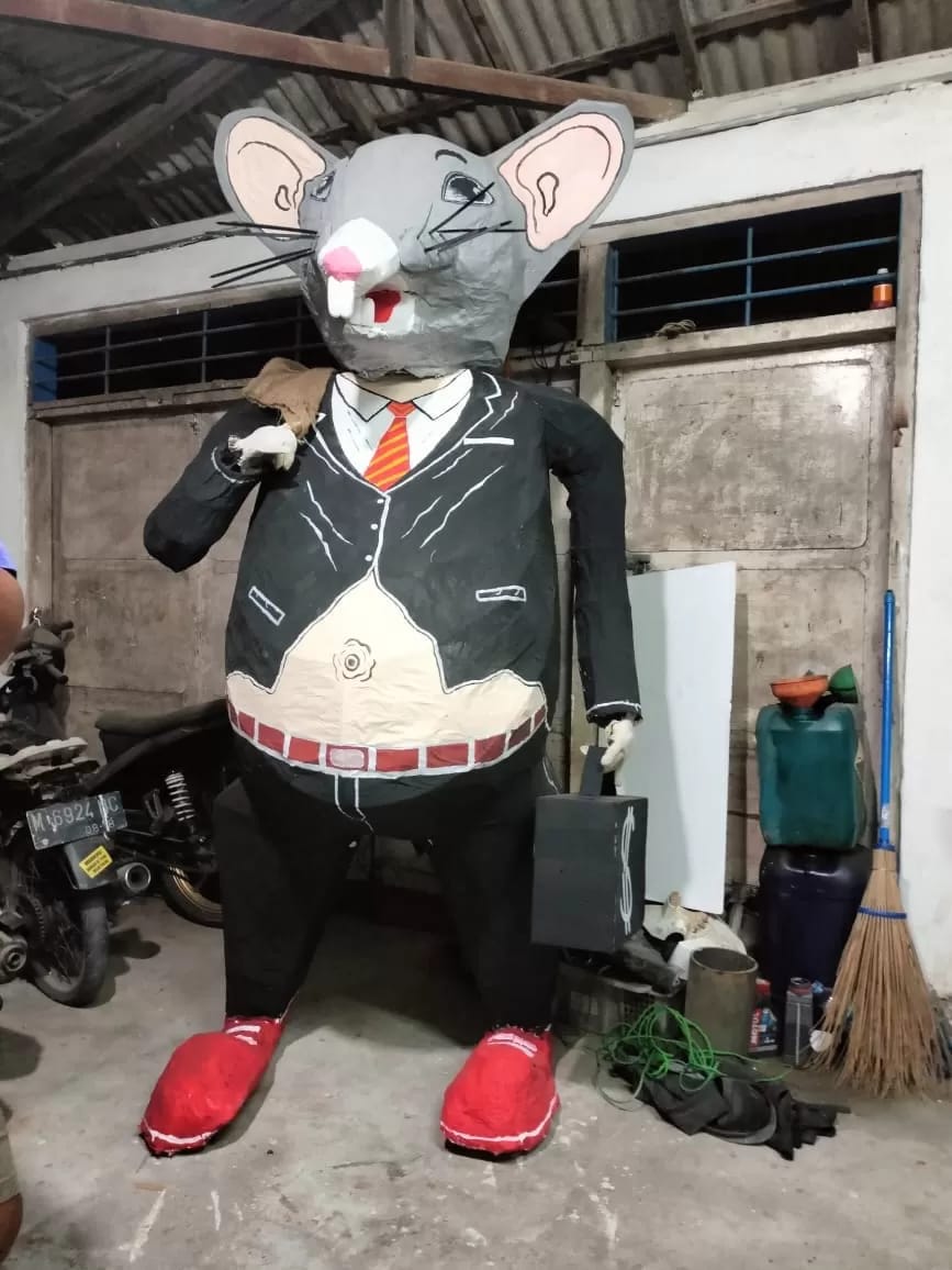 Patung Tikus Berdasi di Bangkalan Dilarang Ikut Karnaval, Ini Alasannya