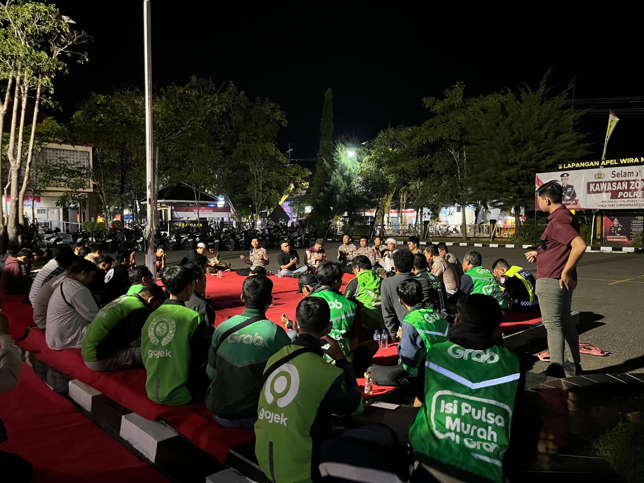 Komunitas Ojol di Sampang Nyalakan 1000 Lilin dan Kecam Represifitas Aparat