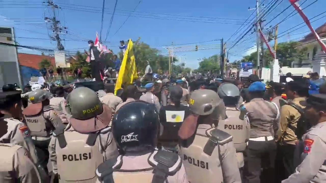 Demo Solidaritas Affan, Mahasiswa di Sampang Blokade Jalan