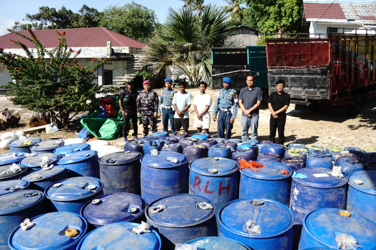 TNI Gagalkan Penyelundupan 13,6 Ton Moke Ilegal di Perairan NTT