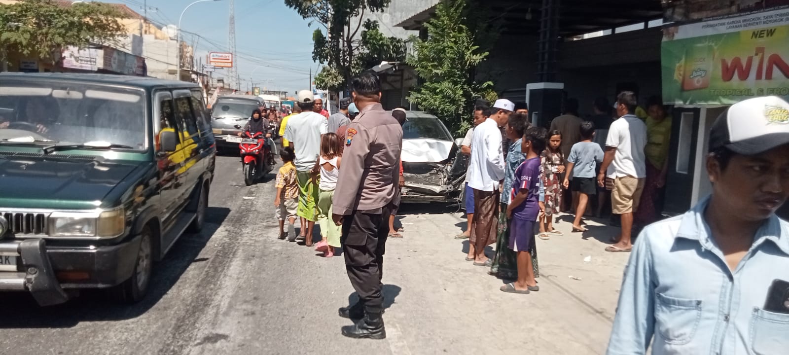 Fortuner Tabrak Honda Jazz dan Motor di Sampang, 3 Polisi Jadi Korban