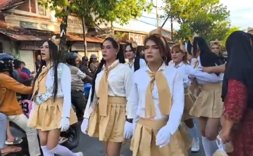 Tokoh Agama di Sampang Kecam Keterlibatan Waria dalam Lomba Gerak Jalan: Kemunduran Moral!