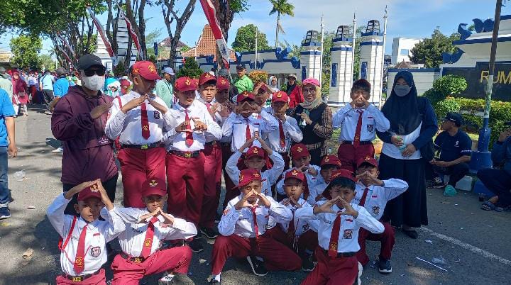 Regu Putra SD Al Muawanah Sampang Raih Juara Harapan I Lomba Gerak Jalan