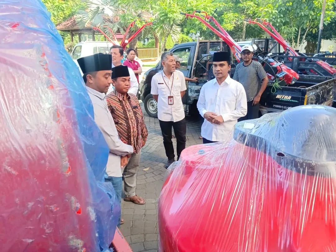 Puluhan Poktan dan Warga Bangkalan Terima Bantuan Hand Tractor dan Tandon Air