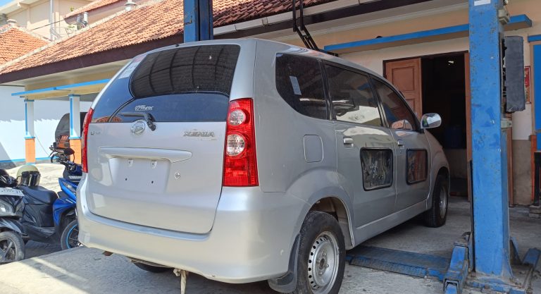 Disnaker Sampang Terima Hibah Mobil Daihatsu Xenia dari Kemenaker RI