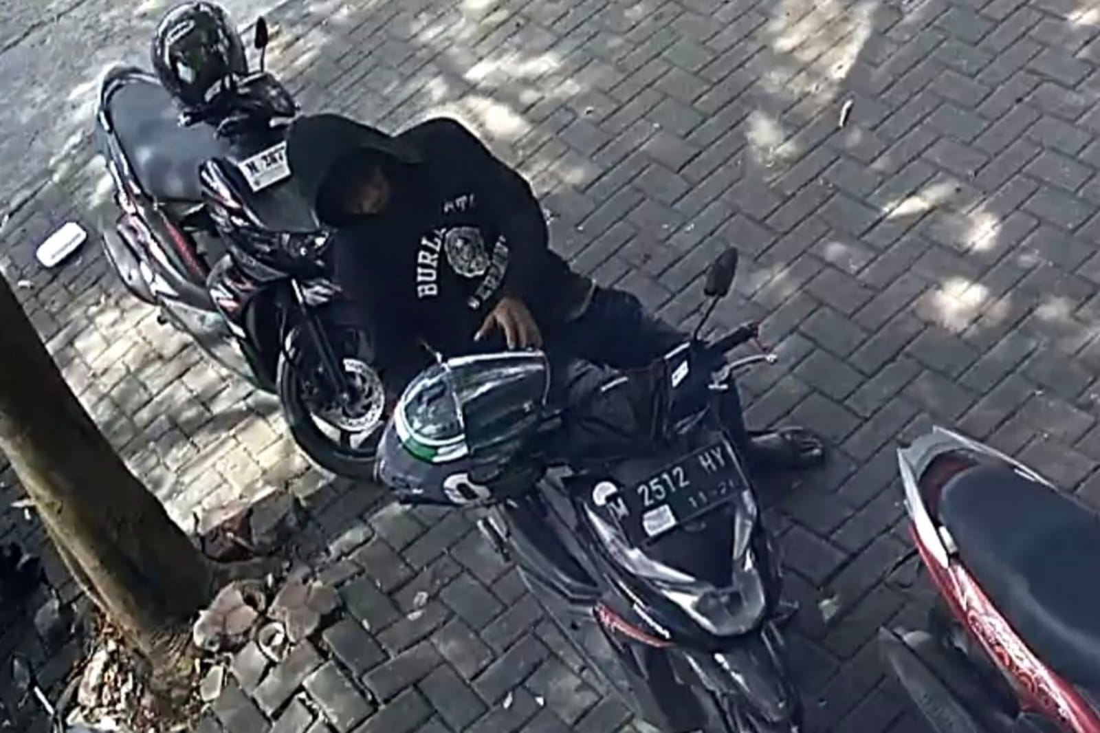 Motor Kurir Ekspedisi di Bangkalan Digondol Maling, Pelaku Terekam CCTV