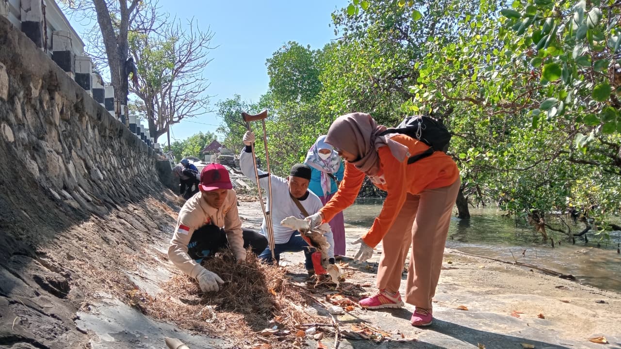 Peduli Lingkungan, Penyandang Disabilitas Ikut Aksi Bersih Pantai di TMC Sampang