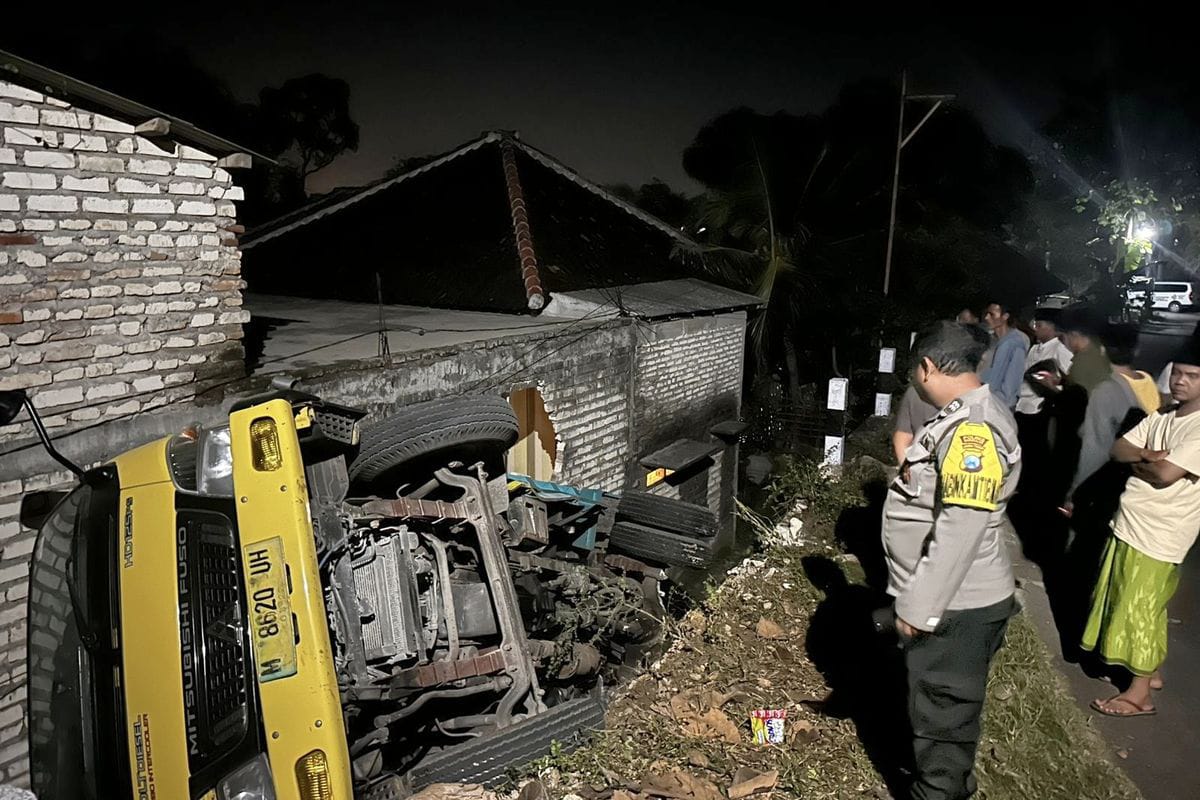 Dumpn Truck Timpa Rumah Warga di Bangkalan, 2 Bocah Meninggal di Kamar