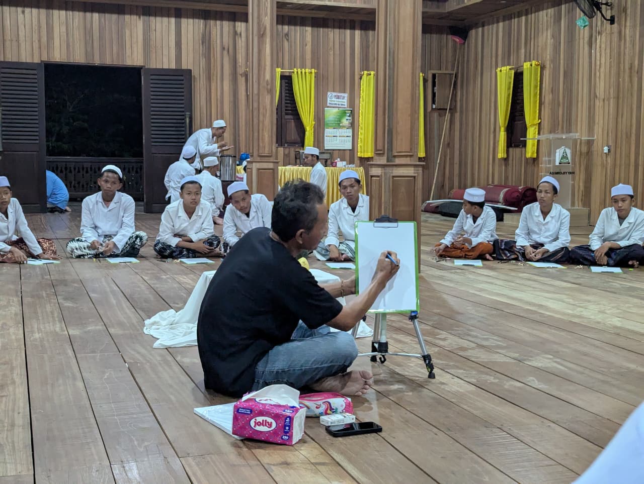 Peringati Sang Pejuang Olle Ollang, KPS Latih Santri Assirojiyyah Seni Rupa