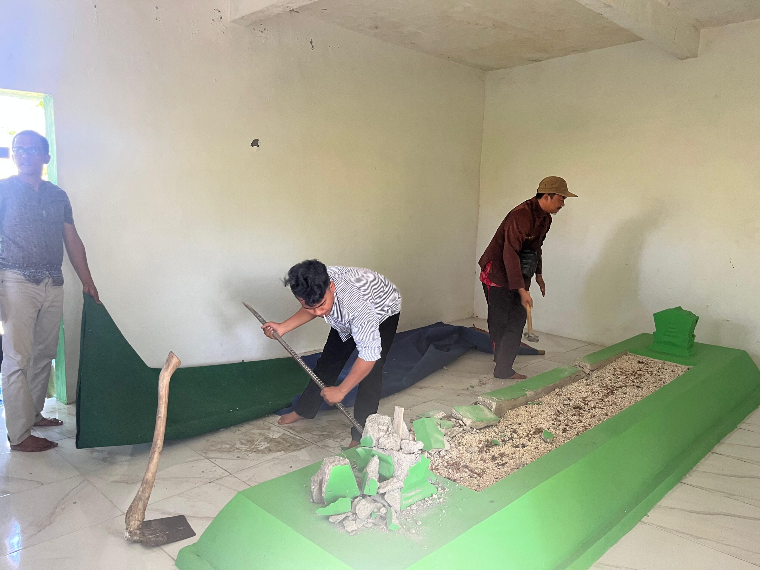 Dibongkar, Makam Baru di Area Bhuju’ Kramat Lanceng Sampang Dikembalikan Seperti Semula