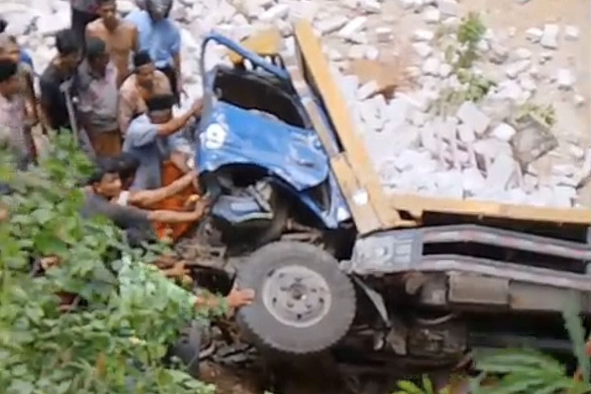 Truk Pengangkut Batu Bata di Pamekasan Jatuh ke Tebing, 1 Orang Tewas