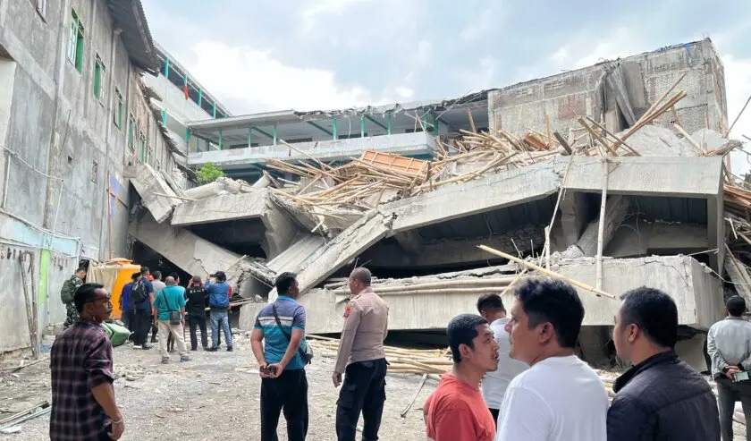 Gedung Pondok Pesantren Al Khoziny di Sidoarjo Roboh, Belasan Ambulans Dikerahkan