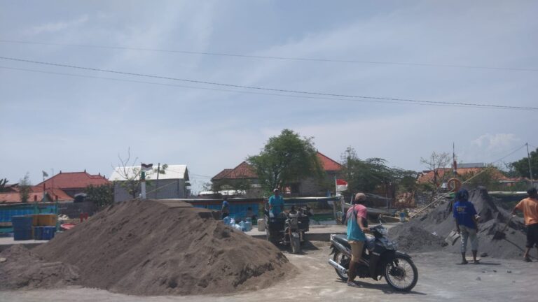 Warga Keluhkan Tumpukan Pasir di Pelabuhan Tanglok Sampang, Dishub: Akan Kami Tindaklanjuti