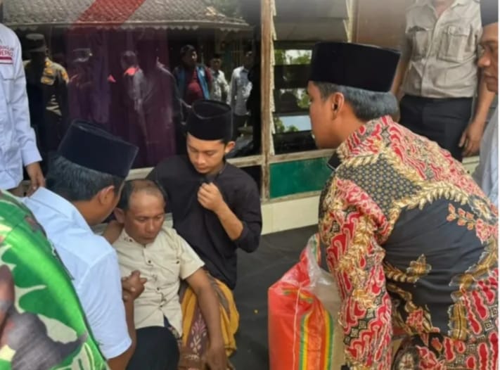 Takziah ke Rumah Korban Musibah Ponpes Al-Khoziny, Bupati Bangkalan: Kami Hadir Menguatkan Keluarga