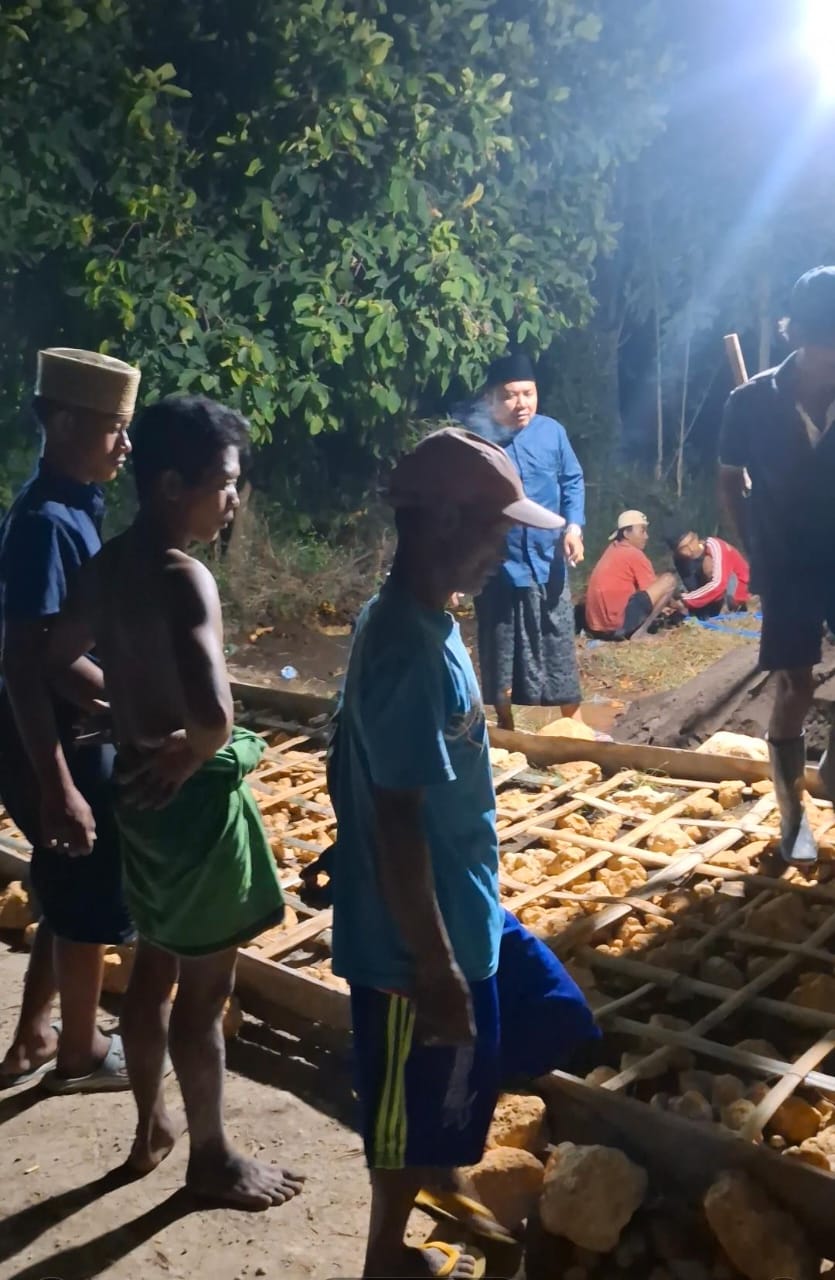 Swadaya Perbaiki Jalan Poros Kabupaten, Warga Sampang: 15 Tahun Tak Tersentuh Pemerintah