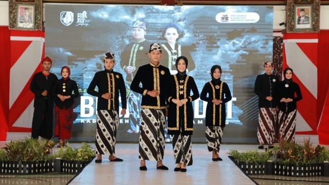 Lestarikan Budaya, ASN Sampang Wajib Kenakan Busana Adat Setiap Bulan