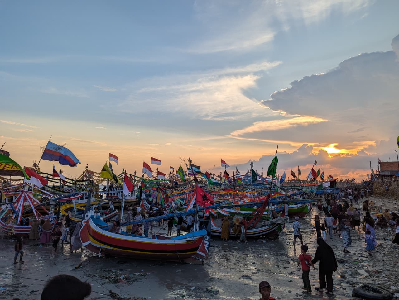 Meriahkan Tradisi Petik Laut, Ratusan Perahu Nelayan Desa Darma Tanjung Larung Sesaji ke Laut