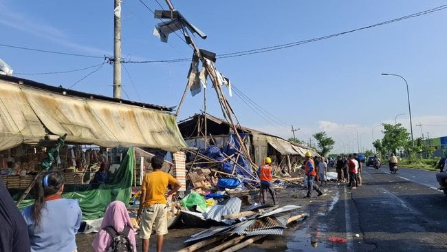 Hujan Disertai Angin Kencang Rusak Ruko di Akses Suramadu