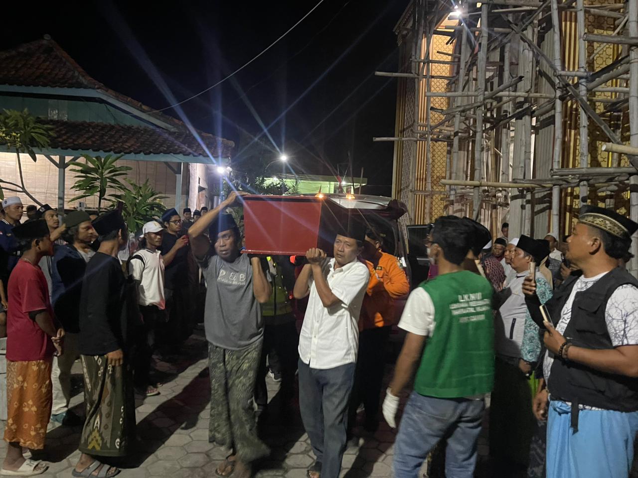 Korban Ketiga Reruntuhan Ponpes Al Khoziny Tiba di Sampang, BPBD Dampingi hingga Pemakaman
