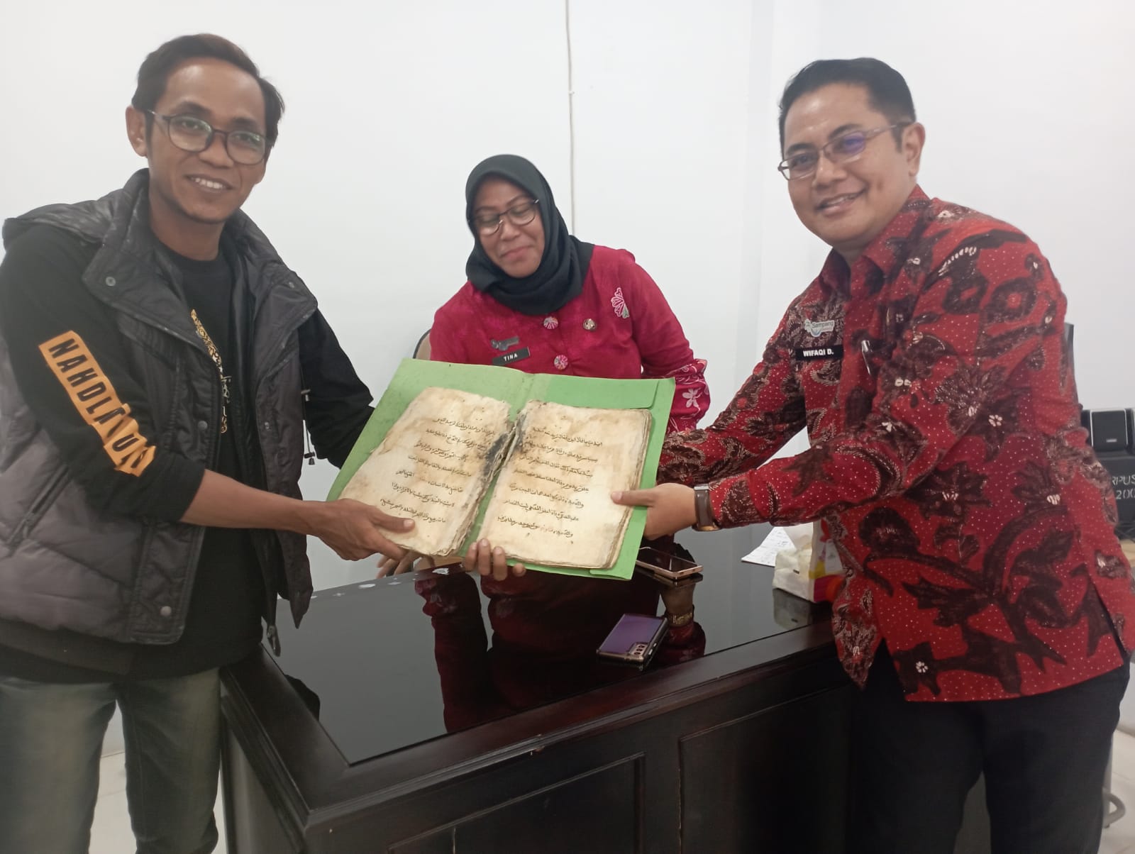 Lestarikan Warisan Budaya, Dispusip Sampang Lakukan Penelusuran dan Penyelamatan Naskah Kuno